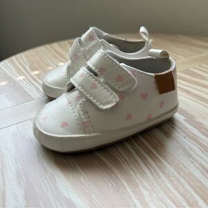 Baby girl adorable shoes|White and Pink Micro Heart/ditsy print•••Boho girly!